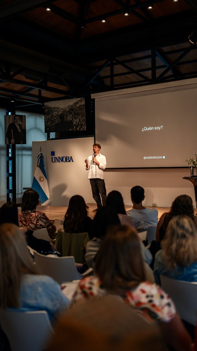 Matías Rebozov dando una charla